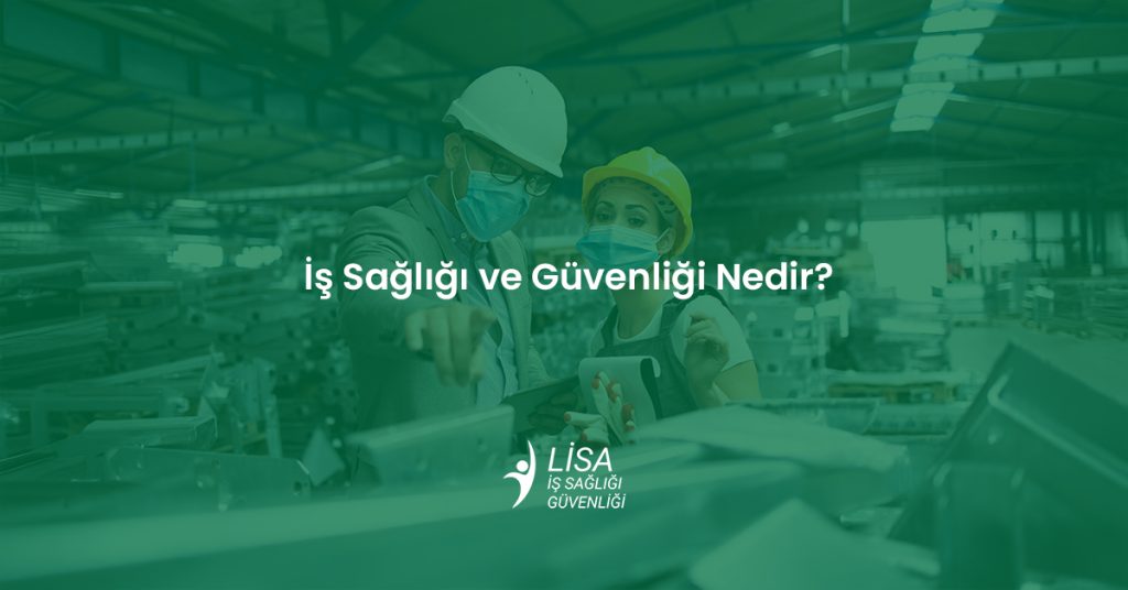 Sanayi tesisinde koruyucu maske, baret ve gözlük takarak teknik inceleme yapan kadın ve erkek İSG uzmanları.