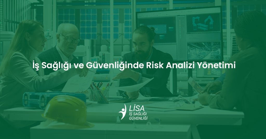Ofis ortamında bilgisayar ekranındaki teknik veriler ve İSG dökümanları üzerinden risk analizi toplantısı yapan uzman grubu.