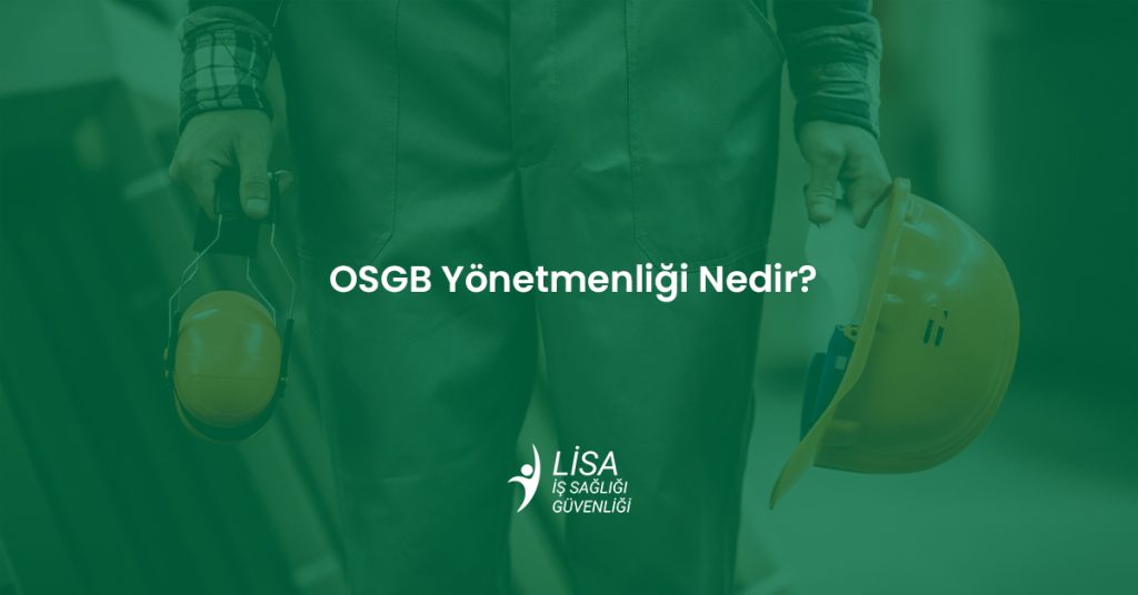 Ellerinde koruyucu kulaklık ve sarı iş güvenliği bareti tutan, iş tulumu giymiş bir teknik personel.