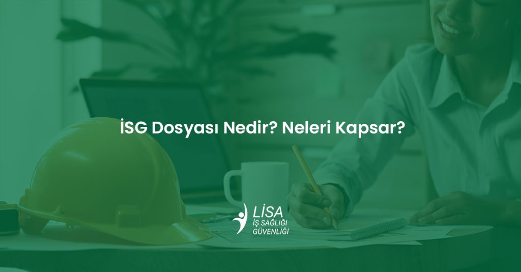 İSG dosyası hazırlayan bir uzmanın masasında sarı iş güvenliği bareti, kahve fincanı ve not defteri.