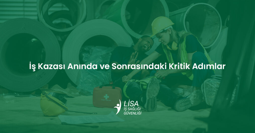 İş kazası sonrası ilkyardım müdahalesi yapan kasklı bir iş güvenliği uzmanı ve yaralı işçi görseli.