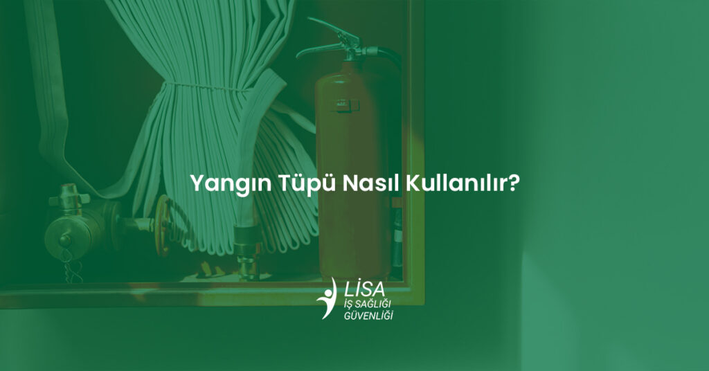 Yangın dolabı içerisinde kullanıma hazır yangın tüpü ve yangın hortumu düzeneği görseli.