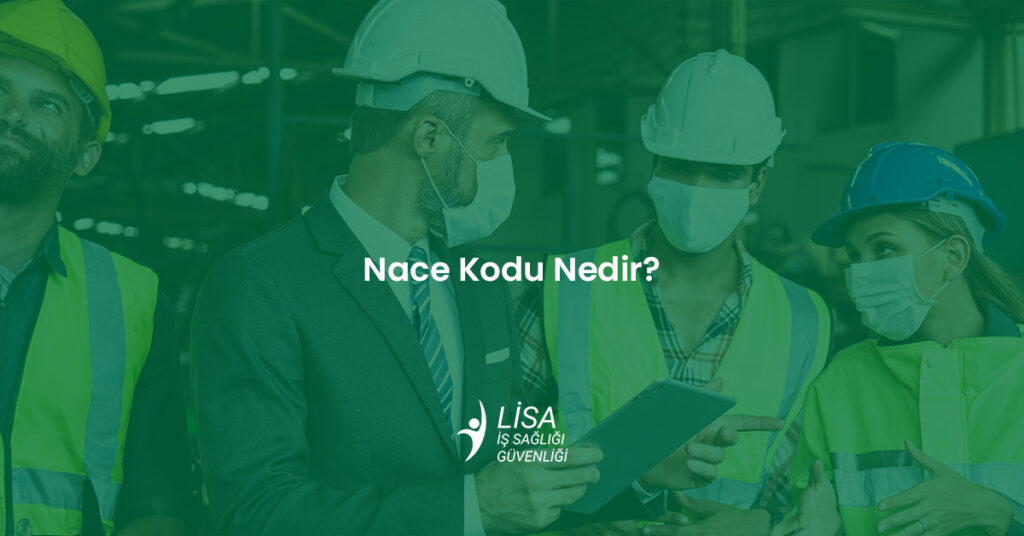 Baret ve maske takan iş güvenliği uzmanları ile çalışanlar, Nace Kodu Nedir konusu üzerine dijital tablette inceleme yapıyor.